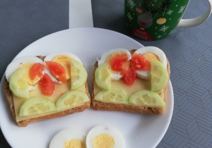 Wesołe kanapeczki – na razowym pieczywie, ser, jajko, ogórek, pomidorki ułożone w kształcie sowy