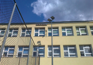 Budki lęgowe na budynku szkoły