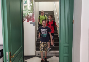 Uczniowie schodzą po schodach podczas gry