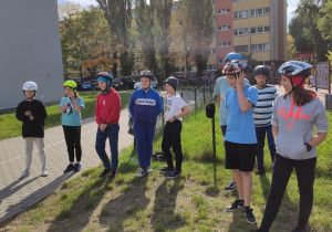 Przygotowania do jazdy - zakładanie kasków