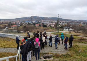 Uczniowie na tarasie widokowym Geocentrum