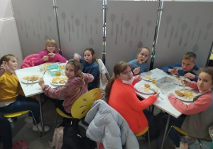 Dzieci jedzą pyszny obiad