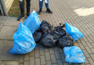Worki ze śmieciami uzbieranymi przez uczniów klasy VIII a