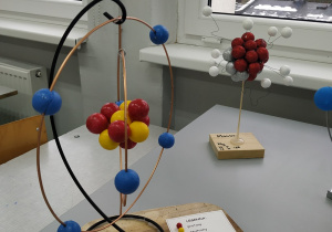 Model atomu węgla i magnezu wykonane z kolorowych kulek