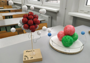 Model atomu magnezu i helu wykonane z kolorowych kulek