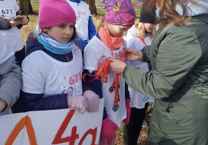 5.Wszyscy otrzymali medale z rąk przedstawicielek Fundacji Mamy Serce.