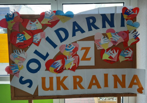 Tablica z napisem "Solidarni z Ukrainą"