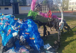 Neptun wykonany z pustych butelek plastikowych i innych śmieci. Fotografie pracy z różnych stron.