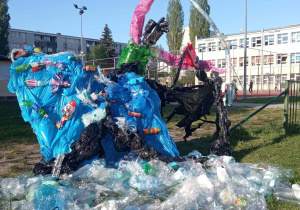 Neptun wykonany z pustych butelek plastikowych i innych śmieci. Fotografie pracy z różnych stron.