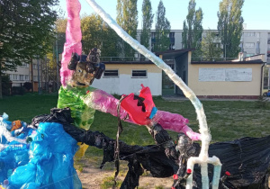 Neptun wykonany z pustych butelek plastikowych i innych śmieci. Fotografie pracy z różnych stron.