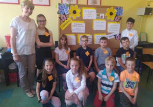 Uczniowie biorący udział w konkursie razem z organizatorką konkursu, panią Kasią Kieszek