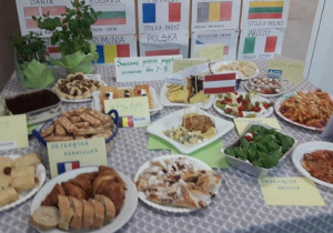 Stół z potrawami kuchni europejskiej