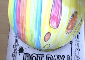 Animacja kolorowej kropki - pracy plastycznej z napisem Dot Day