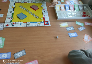 Uczniowie grają w gry planszowe- Eurobusiness.