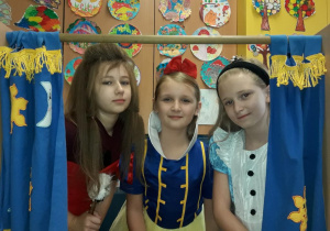 Trzy dziewczynki w bajowych strojach