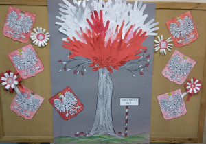 Praca zbiorowa uczestników świetlicy "Patriotyczny dąb" - korona drzewa wyklejona z papierowych dłoni w kolorach białych i czerwonych