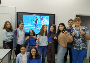 Grupa uczniów z klasy 8b ubrana na niebiesko