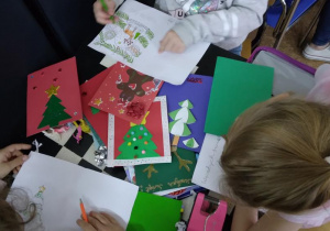 Uczestnicy świetlicy tworzą kartki świąteczne w ramach akcji "Karteczki dla seniora" (mieszane techniki plastyczne)