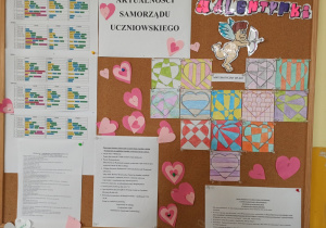 Walentynkowa tablica z aktualnościami Samorządu Uczniowskiego