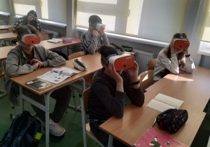 Uczniowie klasy 8c w okularach VR podczas lekcji chemii