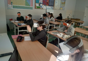 Uczniowie klasy 8c w okularach VR podczas lekcji chemii