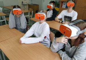Uczniowie klasy 8a w okularach VR podczas lekcji chemii