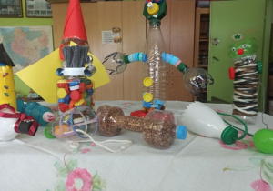 Krasnale i roboty wykonane z butelek typu PET przez uczniów klasy 4a i 5a