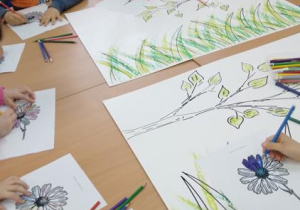 Przedszkolaki kolorują wspólnie motywy z baśni Hansa Christiana Andersena "Słowik" i "Stokrotka"