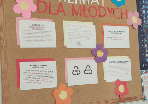 Tablica z informacjami dotyczącymi plastikowych nakrętek