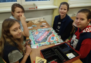Cztery dziewczyny grające w „Monopoly”.