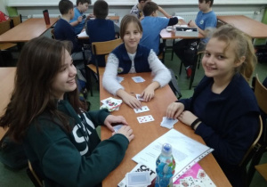 Trzy dziewczyny grające w karty.