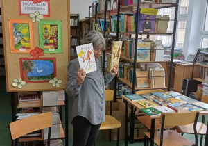 b Pani bibliotekarka pokazuje szkolne lektury