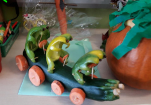 Żabki wykonane z papryk w samochodzie z cukinii.