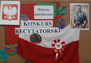 Tablica przedstawiająca symbole narodowe i napis "Konkurs recytatorski - wiersze patriotyczne"