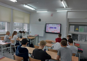 Klasa VIII podczas turnieju klasowego z wykorzystaniem quizów Kahoot