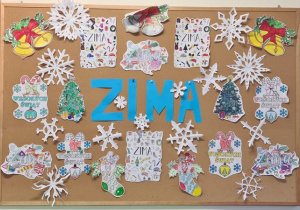 Tablica korkowa z papierowymi śnieżynkami i napisem "ZIMA"