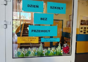 Wejście do szkoły z napisem "Dzień Szkoły bez Przemocy"