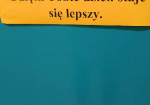 Kolorowe kartki z "pozytywnymi myślami"