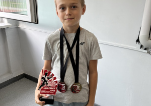 Kacper ze swoimi medalami